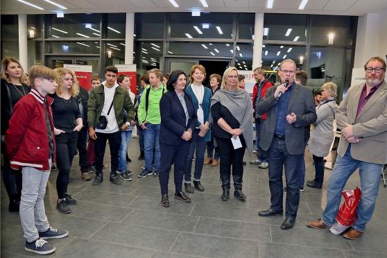 Die Eröffnung der 10. Ausbildungsinitiative des Wirtschaftsverbandes Wickede (Ruhr) (WIR) im Schulzentrum im Hövel. Mit dabei: die Soester Landrätin Eva Irrgang, die stellvertretende Schulleiterin Stefanie Tillmann und Ines Kister als Abteilungsleiterin für die Jahrgangsstufen 8 bis 10 der Sekundarschule, Wickedes Bürgermeister Dr. Martin Michalzik sowie Organisator Martin Vollmer vom "WIR". FOTO: ANDREAS DUNKER