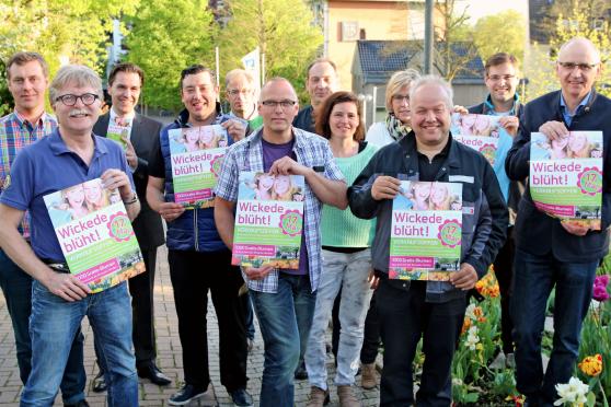 Rechtsanwalt Sascha Hesse, Zahnarzt Dr. Clemens Frigge, Volksbank-Direktor Holger Georg Schwarz, Ernani Straede vom Eis-Café „Cortina“, Christoph Arndt vom "Grünen Warenhaus", Augenoptikermeister Michael Richter von Kellner OptiVision, Detlef Lojewski vom gleichnamigen Fachhandel für Haushaltswaren und Handwerksbedarf, Gabriela Kimpel vom gleichnamigen Buchhaltungsservice, Ruth Hornkamp von der Gemeindeverwaltung Wickede (Ruhr), Kfz-Meister Markus Thurau von "AutoFit", Thomas Fabri von "PunktZwo" und Franz-Josef Schulte vom Modehaus Schulte (von links) FOTO: ANDREAS DUNKER