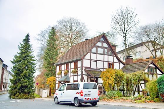 Beim Transport über die Oststraße war der Mobilbagger des kommunalen Bauhofs hinter dem breiten Baum nicht mehr zu sehen. Wie von Geisterhand schwebte die große Serbische Fichte über die Fahrbahn. Dienstfahrzeuge des kommunalen Bauhofs sicherten den Bereich ab. FOTO: ANDREAS DUNKER