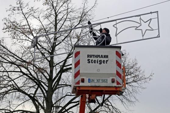 Mitarbeiter der Stadt Fröndenberg montieren die Weihnachtsbeleuchtung in der Wickeder Ortsmitte FOTO: CARINA WESTERWELLE