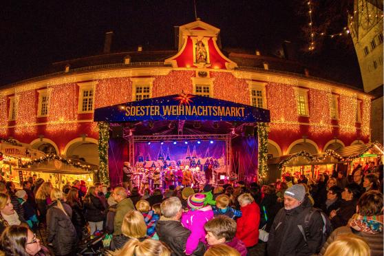 Menschen-Gedränge auf dem Soester Weihnachtsmarkt. Hier haben es „Langfinger“ bei Taschendiebstählen besonders leicht. ARCHIVFOTO: ANDREAS DUNKER