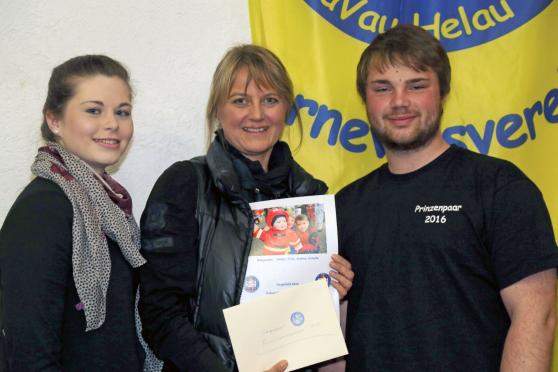 Andrea Schulte (Mitte) wurde vom noch amtierenden Karnevalsprinzenpaar Sarah Melina Gebhardt (links) und Dennis Kampmann (rechts) als Siegerin beim örtlichen Fotowettbewerb 2016 des Wickeder Karnevalsvereins „WiKaVau Helau“ mit einer Urkunde und einem Gutschein ausgezeichnet. FOTO: ANDREAS DUNKER