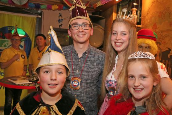 WiKaVau-Vorsitzender Thomas Schmelzer und Christian Werft präsentierten die Karnevalsprinzenpaare für die neue Session: das Prinzenpaar Ann-Kathrin Friedrichsmeyer (22) und Johannes (Joe) Wälter (29) sowie Sophia Grewe (11) und Janosch Taugs (10) als Kinderprinzenpaar des Turnvereins. FOTO: ANDREAS DUNKER