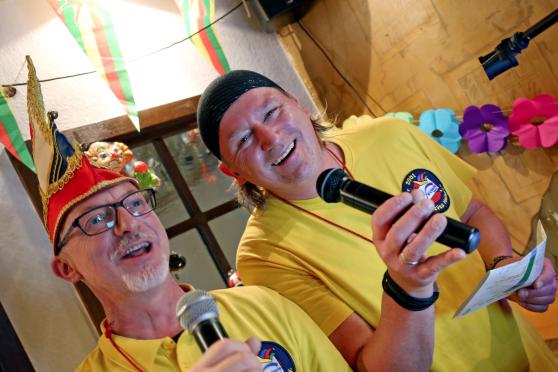 WiKaVau-Vorsitzender Thomas Schmelzer und Geschäftsführer Christian Werft moderierten das Hoppediz-Erwachen und die Karnevalsprinzenproklamation in der Gastätte "Dicker Baum" in der Passage "Schmitz Hof" in Wickede. FOTO: ANDREAS DUNKER