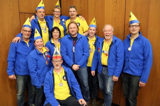 Der aktuelle Vorstand des Wickeder Karnevalsvereins "WiKaVau Helau" – Vorne: Thomas Schmelzer (Vorsitzender) – Mittlere Reihe, von links: Alfred Grote, Jennifer Sporenberg, Marion Uhde-Koch (Zweite Vorsitzende), Christian Werft (Geschäftsführer), Tobias Borgmann, Dr. Klaus-Uwe Stücker (Kassierer) und Christian Koch – Hintere Reihe, von links: Andreas Siepmann, Barbara Schmelzer und Thomas Kobbeloer FOTO: ANDREAS DUNKER