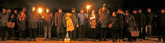 Die sybolische Beerdigung des Möppelkens um Mitternacht an der Ruhrbrücke. Das Ehrengeleit geben Mitglieder des WiKaVau (Wickeder Karnevalsverein. FOTO: ANDREAS DUNKER