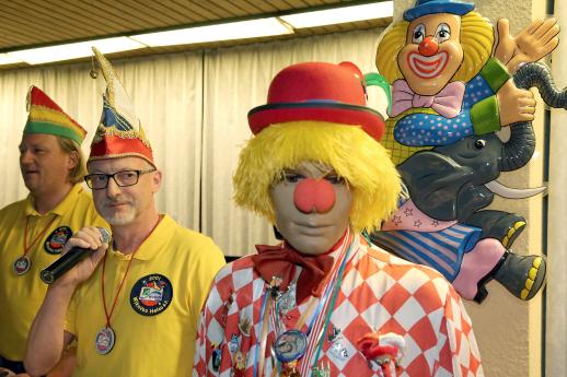 Feier des Wickeder Karnevalsvereins „WiKaVau“ am oder kurz nach dem 11.11. zum Hoppediz-Erwachen. Von links: Christian Werft und Thomas Schmelzer vom WiKaVau-Vorstand – rechts: die Hoppediz-Figur (eine als Clown verkleidete Schaufensterpuppe) – aufgenommen im großen Saal des katholischen Roncalli-Hauses ARCHIVFOTO: ANDREAS DUNKER