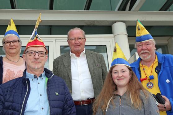 Auch Vereine wie der Wickeder Karnevalsverein "WiKaVau" (Bild) oder die Schützenbruderschaft St. Johannes Wickede und Wiehagen spendeten bereits für die "Angelika Hillebrand Stiftung". Auf dem Bild (von links): Barbara und Thomas Schmelzer, Ernst Walter Hillebrand, Sarah Cavanagh und Dr. Uwe Klaus Stücker FOTO: ANDREAS DUNKER