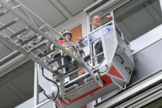 Rettung des Bürgermeisters aus dem Rathaus: Markus Seidel (links) mit Dr. Martin Michalzik im Korb der 30 Meter langen Drehleiter FOTO: ANDREAS DUNKER