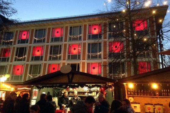 Das Rathaus ist im Stimmungsvollen Licht erstrahlt FOTO: ANDREAS DUNKER