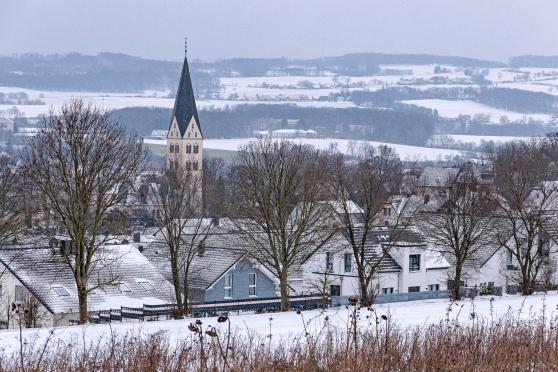 Wickede (Ruhr) liegt aktuell unter einer weißen Schneedecke. Die klare Sicht reicht von der Haarhöhe bis ins Sauerland. FOTO: CARSTEN HEINE