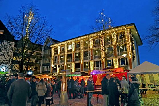 Das prächtig illuminierte Rathaus in der Wickeder Ortsmitte – davor der Weihnachtsmarkt FOTO: ANDREAS DUNKER