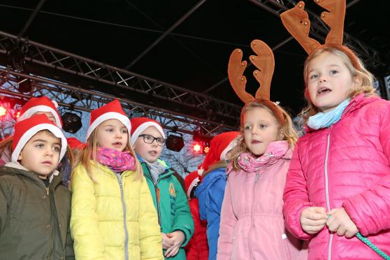 Erstklässler der Melanchthon-Grundschule beim Vortrag des Liedes "Du bist der Weihnachtsmann …" mit zwei Rentieren. FOTO: ANDREAS DUNKER