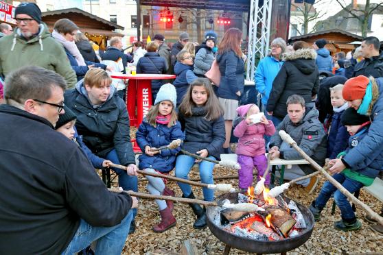 Stockbrot-Backen am offenen Holzfeuer auf dem Wickeder Weihnachtsmarkt. FOTO: ANDREAS DUNKER