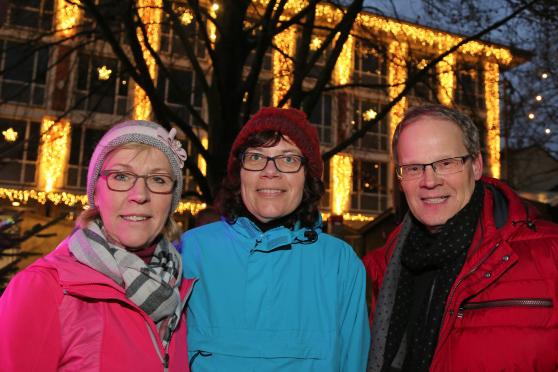 Bürgermeister Dr. Martin Michalzik (CDU) mit den Weihnachtsmarkt-Organisatorinnen  Ruth Hornkamp (links) und Marion Voss FOTO: ANDREAS DUNKER