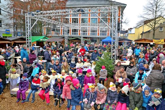 Gottesdienstbesucher beim ökumenischen Gottesdienst unter freiem Himmel FOTO: ANDREAS DUNKER