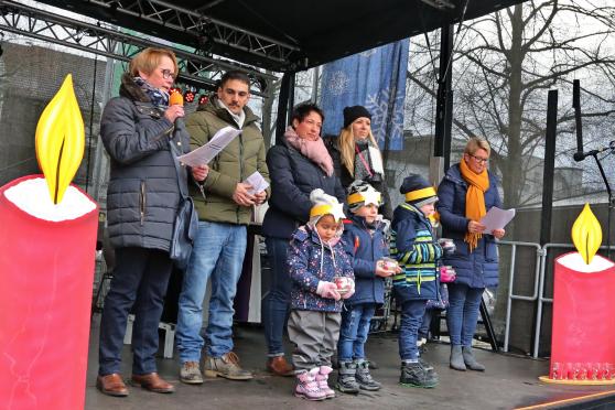 Kindergartenkinder mit ihren Betreuerinnen am Altar auf der Bühne FOTO: ANDREAS DUNKER