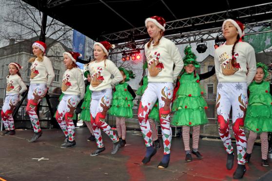 Die Tanz- und Akrobatik-Gruppe "Chibikos" des Turnvereins (TV) Wickede (Ruhr) in weihnachtlichen Kostümen FOTO: ANDREAS DUNKER