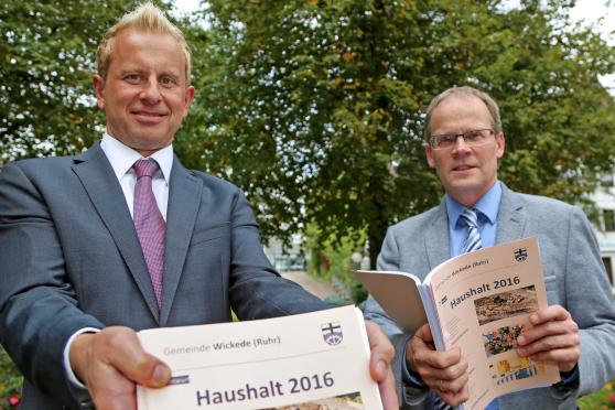 Kämmerer Christian Wiese (links) und Bürgermeister Dr. Martin Michalzik (CDU) bei der Vorstellung des Haushaltsentwurfes 2016 ARCHIVFOTO: ANDREAS DUNKER