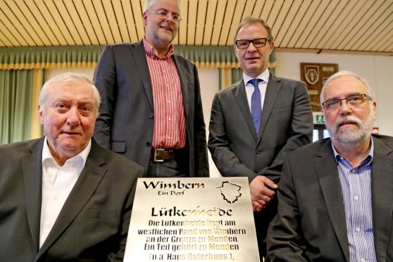 Wimberns Ortsheimatpfleger Peter Filthaut, Brudermeister Gerhard (gen. "Gerry") Schulte von der Schützenbruderschaft St. Johannes Wimbern, Wickedes Volksbank-Direktor Jochen Bauerdick und Wimberns Ortsvorsteher Edmund Schmidt (von links) mit einer der neuen Stelen aus Edelmetall für die "Ortsteile" des Dorfes Wimbern. FOTO: ANDREAS DUNKER