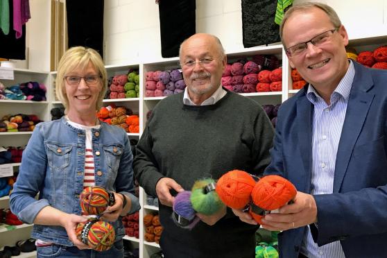 Besuch vom Bürgermeister mit Betriebsbesichtigung: Wickedes Wirtschaftsförderin Ruth Hornkamp, Firmen-Chef Klemens Zitron und Rathaus-Chef Dr. Martin Michalzik (von links). FOTO: PRIVAT