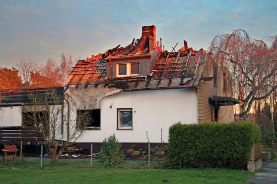 Das abgebrannte Haus der Familie Boss bei tiefstehender Sonne vor winterlichem Himmel FOTO: CARINA WESTERWELLE