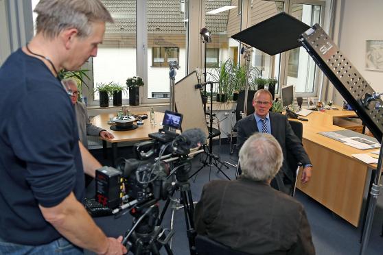 Bürgermeister Dr. Martin Michalzik (CDU) ist eigentlich ein Medien-Profi – hier in seinem Büro im Rathaus bei einem Fernseh-Interview. – Bei dem peinlichen PR-Text zum Wickeder Wochenmarkt übersah aber auch er selbst angeblich den eklatanten Fehler in der Formulierung seiner "Wirtschaftsförderin", der zur Verärgerung bei örtlichen Einzelhändlern in Wickede führte. ARCHIVFOTO: ANDREAS DUNKER