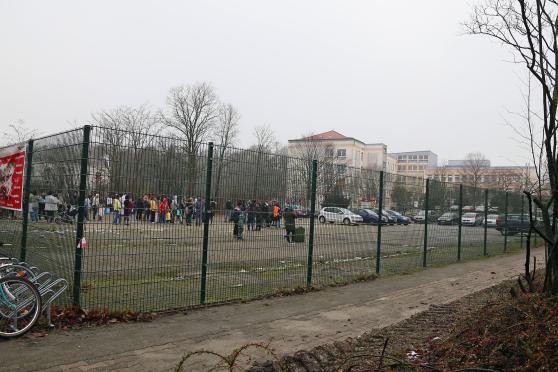 Die nach dem Brandalarm im Gebäude ins Freie evakuierten Flüchtlinge auf dem Gelände vor dem ehemaligen Marien-Krankenhaus FOTO: ANDREAS DUNKER