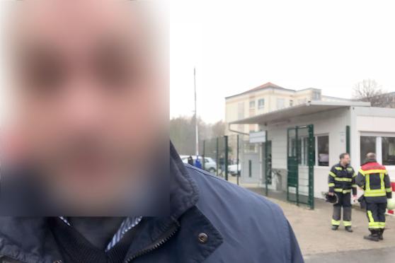 Statt dessen könnten wir ihn fotografieren, schlägt der Sicherheitsmann vor. Unsere Redaktion überlegt nun rechtliche Schritte gegen den Schichtleiter von Kötter-Securitxy einzuleiten, der uns in der freien Berichterstattung behindert und sogar bedroht hat. FOTO: ANDREAS DUNKER // ANMERKUNG DER REDAKTION: Auf nachträglichen Wunsch des abgebildeten Kötter-Security-Schichtleiters L. S. – der sich uns gegenüber bislang als "Herr Kötter persönlich" ausgegeben hatte – haben wir sein Konterfei nachträglich unkenntlich gemacht. Der Mann hatte uns allerdings am Freitag zum Zeitpunkt der Aufnahme noch ausdrücklich aufgefordert, nicht das Gelände mit der Flüchtlingsunterkunft sondern nur die Einsatzfahrzeuge oder IHN (!) zu fotografieren. In Kenntnis dessen, dass es sich dabei um journalistische Bilder zur Veröffentlichung handelte. Aus Gründen der journalistischen Dokumentation und juristischen Beweissicherung haben wir den Kötter-Security-Schichtleiter dann auch abgelichtet und hier abgebildet. Nunmehr entsprechen wir aber seinem nachträglichen über einen Rechtsvertreter geäußerten Wunsch ihn doch unkenntlich zu machen. Die anderen Sicherheitsleute hatten wir seitens unserer Redaktion bereits zuvor unkenntlich gemacht – wie dies bei Veröffentlichungen normal üblich ist.