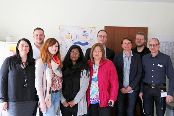 Auf dem Bild (von links): die stellvertretenden Betreuungsleiter Miriam Pichler und Julian Demiet, die Malteser-Mitarbeiterin Joseline Frenzel, die Ehrenamtskoordinatorin Vithy Rajakulasingam, Malteser-Teamleiterin Nicole Gebauer, Kai Jatzenko als Leiter des Malteser-Migrationsbüros NRW sowie die stellvertretende Einrichtungsleiterin Bettina Zipplies und Pressesprecher Benjamin Hahn von der Bezirksregierung in Arnsberg nebst Udo Linnenbrink von der Bundesagentur für Arbeit, der im Bereich Job-Screening tätig ist. FOTO: ANDREAS DUNKER