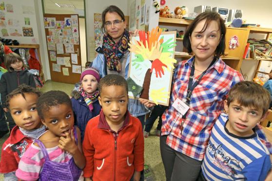Olga Fartovski, Leiterin der Kinderspielstube der Malteser-Werke, bedankte sich bei KiTa-Leiterin Diana Ersel mit einer Bastelarbeit für die nützliche Unterstützung. FOTO: ANDREAS DUNKER