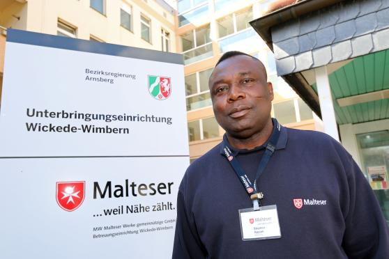 Ein Malteser-Werk-Mitarbeiter an der Zentralen Unterbringungseinrichtung /ZUE) an der Mendener Straße in Wimbern. ARCHIVFOTO: ANDREAS DUNKER