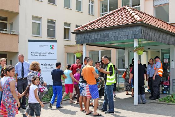 Flüchtlinge vor der Massenunterkunft in Wimbern ARCHIVFOTO: ANDREAS DUNKER