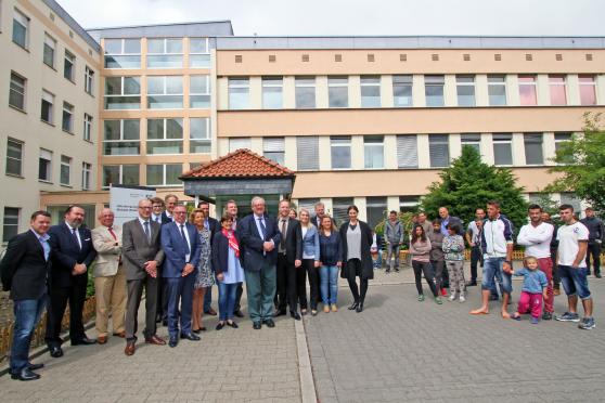Gruppenbild mit Großmeister – Flüchtlinge schauen den Fotografen neugierig bei ihrer Arbeit zu. Von Angst und Traumatisierung ist bei dieser Gruppe nichts zu bemerken. FOTO: ANDREAS DUNKER
