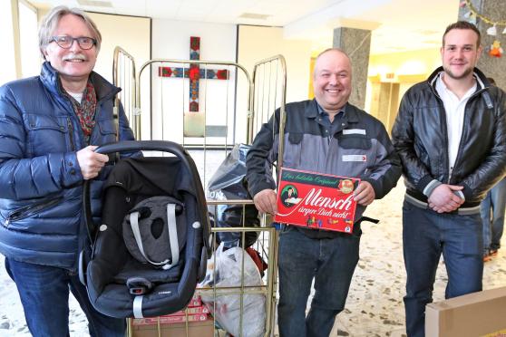 Zahnarzt Dr. Clemens Frigge und Kfz-Meister Markus Thurau vom Wirtschaftverband Wickede (Ruhr) (WIR) überreichten Sachspenden für den Kinderhort der Flüchtlingsmassenunterkunft in Wimbern. Rechts: Stellvertretender Betreuungsleiter Julian Demiet von den Malteser-Werken. FOTO: ANDREAS DUNKER