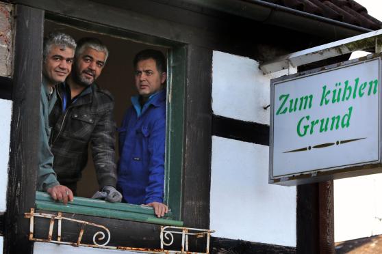 In der Mitte: das Oberhaupt der jordanischen Familie, die die Immobilie derzeit renoviert FOTO: ANDREAS DUNKER