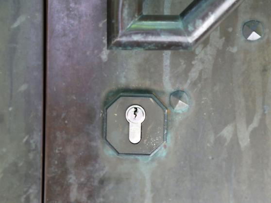 Der aufgebohrte Schließzylinder an der Seiteneingangstür zur Friedhofstraße wurde inzwischen von Küster und Hausmeister Joachim Nosol durch einen neuen ersetzt. FOTO: ANDREAS DUNKER