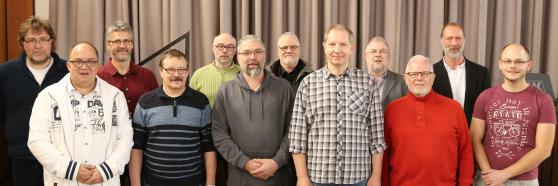 Alte und neue Vorstandsmitglieder des Angelsportvereins (ASV) „Ruhrtal“ (von links): Jugendwart Andreas Hein, Fischereiaufseher Rainer B., Fischereiaufseher Oliver Kemper, Fischereiaufseher Frank Tischler, stellvertretender Schriftführer Sascha Goral, Beisitzer Andreas Scholz (Werl-Büderich), Franz Josef Hengst (ehemaliger Vorsitzender zwischen 2012 und 2018), der neue Erste Vorsitzende und Gewässerwart Martin Prasse (Fröndenberg-Warmen), Christian Drees (kommissarischer Vorsitzender bis zum heutigen Sonntag), Beisitzer Günter Kies, Kassierer Thomas Grote und Schriftführer Christian Hahn. Es fehlt: der stellvertretende Kassierer Dr. Christian Klein, der aus beruflichen Gründen verhindert war. – Das Amt des Zweiten Vorsitzenden blieb mangels Kandidat vakant. FOTO: ANDREAS DUNKER