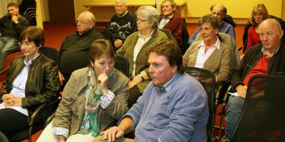 Anlieger und Kommunalpolitiker bei der Versammlung zur Erneuerung der Erlenstraße FOTO: ANDREAS DUNKER