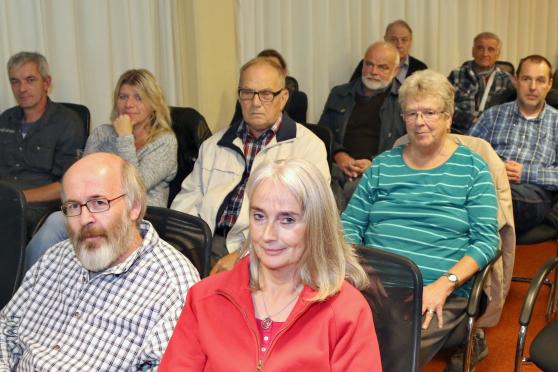 Anlieger und Kommunalpolitiker bei der Versammlung zur Erneuerung der Erlenstraße FOTO: ANDREAS DUNKER