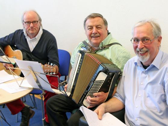 Alt-Bürgermeister Hermann Arndt zusammen mit den Musikern Harald Potier am Akkordeon und Helmut Rohrbach an der Gitarre ARCHIVFOTO: ANDREAS DUNKER