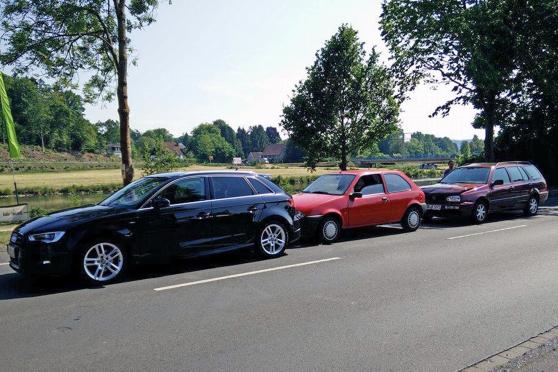 Dreifach-Karambolage von Fahrzeugen auf der Hauptstraße in Wickede FOTOS: MARKUS THURAU