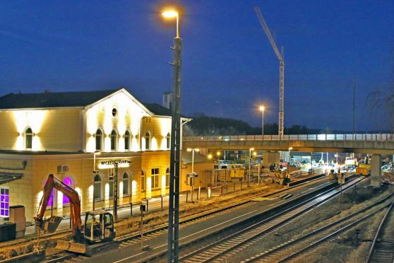 Nachtarbeiten am Bahnsteig und am Gleis FOTO: ANDREAS DUNKER