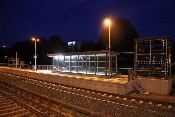 Beleuchtetes Treppenhaus und dunkler Aufzugschacht am neuen Außenbahnsteig am Gleis 2 des Bahnhofes in Wickede. FOTO: ANDREAS DUNKER