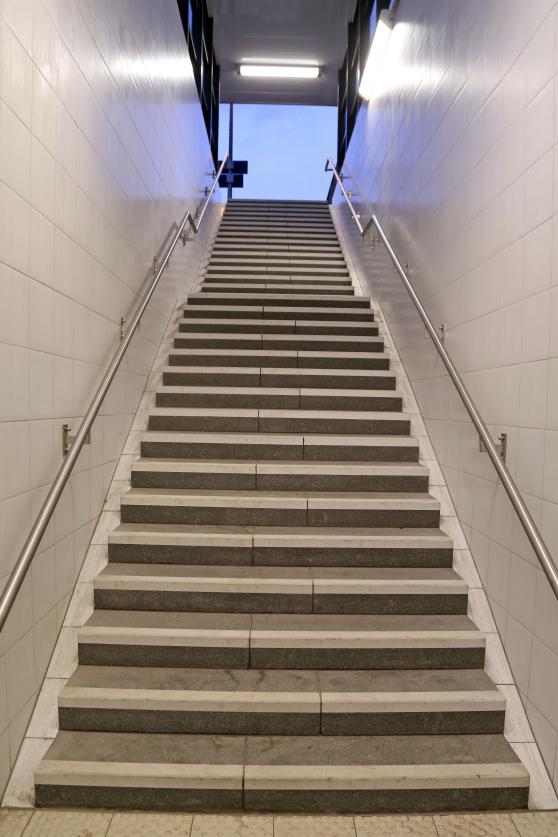 Steile Stufen beidseits des Tunnels am Bahnhof ARCHIVFOTO: ANDREAS DUNKER