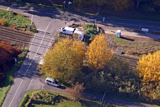 Arbeiten an der Lichtzeichenanlage am Bahnübergang "Füchtener Straße" und am Ruhrtal-Radweg LUFTBILD: ANDREAS DUNKER / nrw-image.de