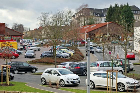 Autos in der Wickeder Ortsmitte ARCHIVFOTO: ANDREAS DUNKER