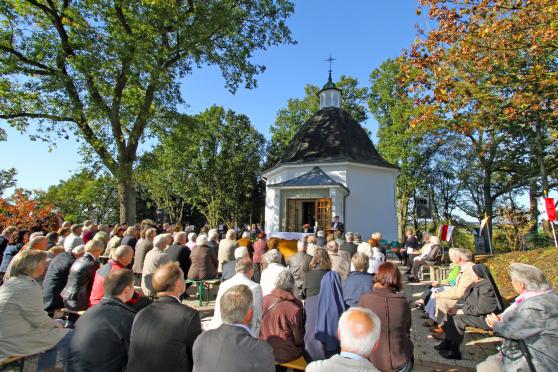 Ein Projekt des Fördervereins „Dorf Wiehagen“: die Renovierung der Bergkapelle und Neugestaltung des Umfeldes. – Alphons Hollmann wünscht sich, dass das sakrale Gebäude künftig noch mehr ins Blickfeld gerückt wird. FOTO: ANDREAS DUNKER