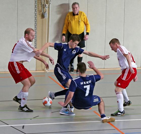 Das traditionelle jährliche Hallenfußballturnier von örtlichen Behörden, Betrieben und Einrichtungen in der Gerken-Sporthalle im Hövel in Wickede ARCHIVFOTO: ANDREAS DUNKER