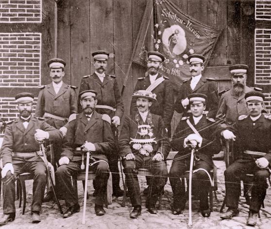 Das älteste erhaltene Foto der Schützenbruderschaft St. Johannes Wimbern zeigt Vorstand und König im Jahre 1903/04. Der Schützenkönig regierte damals noch ohne eineKönigin.
Die Aufnahme entstand auf dem Hof Goeke und zeigt vor der Deelentür die Fahne von 1893 sowie folgende Personen:
Hintere Reihe, von links: Wilhelm Sturzenhecker (Oesbern), Heinrich Schulte (Werringsen), Fritz Knieper (Wimbern), Josef Schüpstuhl (Wimbern) und Franz Brune (Brockhausen).
Vordere Reihe, von links: Josef Coerdt gen. Nadermann (Wimbern), Oberst und Gemeindevorsteher Anton Goeke (Wimbern) sowie König Heinrich Beringhoff, Josef Goeke (Wimbern) und Max Stratmann (Bellingsen).
 FOTO: BILDARCHIV VEREIN DORF WIMBERN